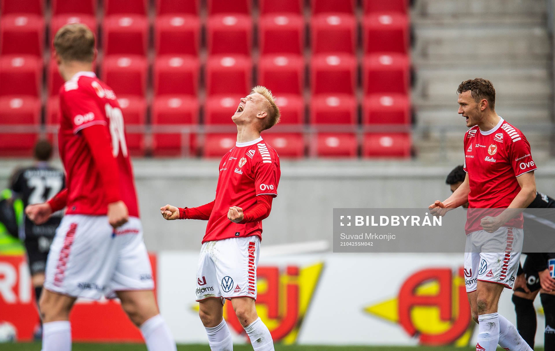 Kalmars Carl Gustafsson och Piotr Johansson jublar