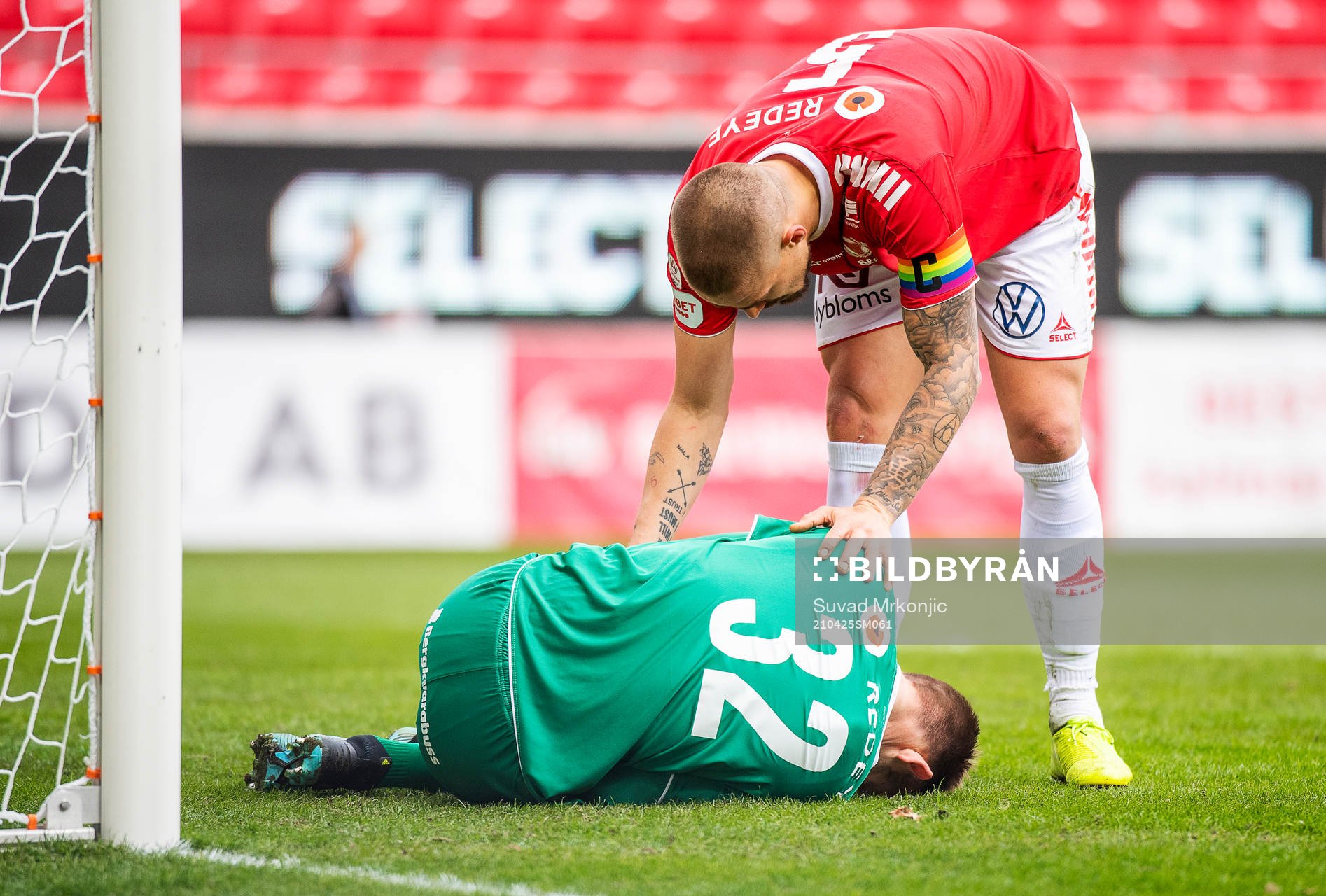 Kalmars Douglas Bergqvist tackar målvakt Lucas Hägg