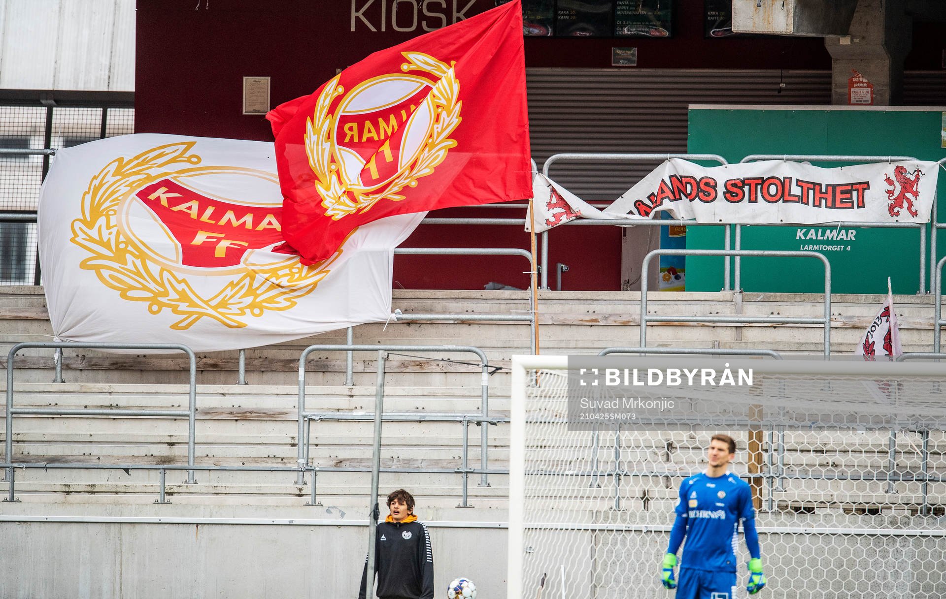 Kalmarflaggor på en tom läktare