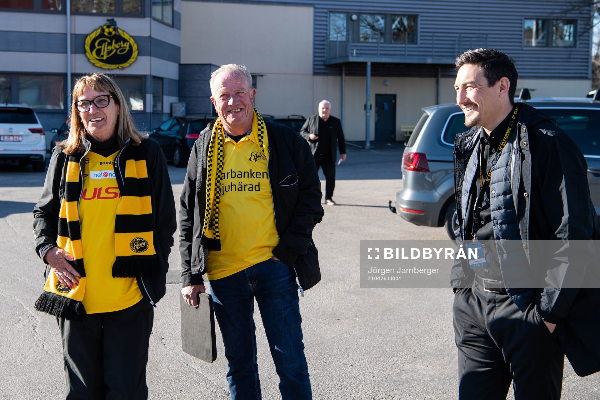 Två supportrar som vunnit platser till dagens match här