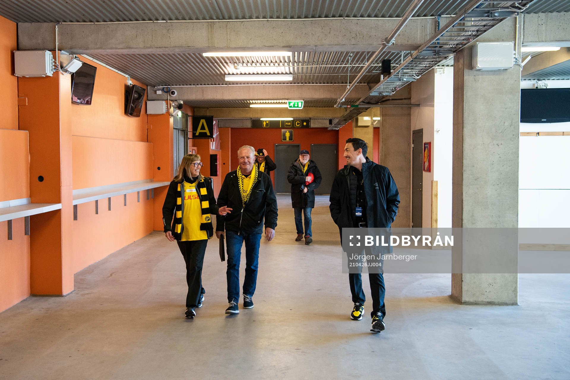 Två supportrar som vunnit platser till dagens match här