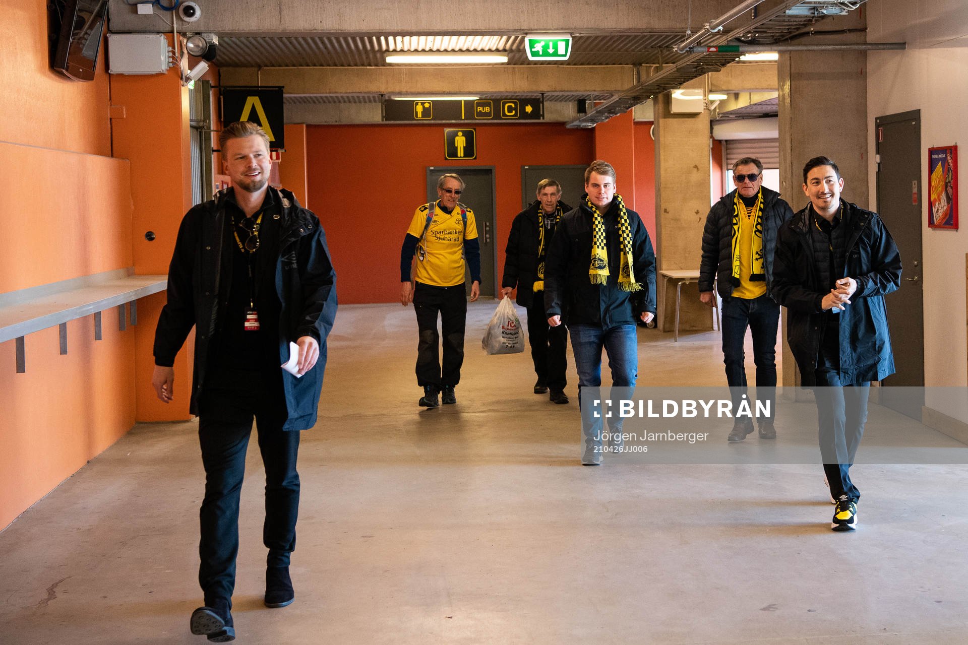 Fyra supportrar som vunnit platser till dagens match här