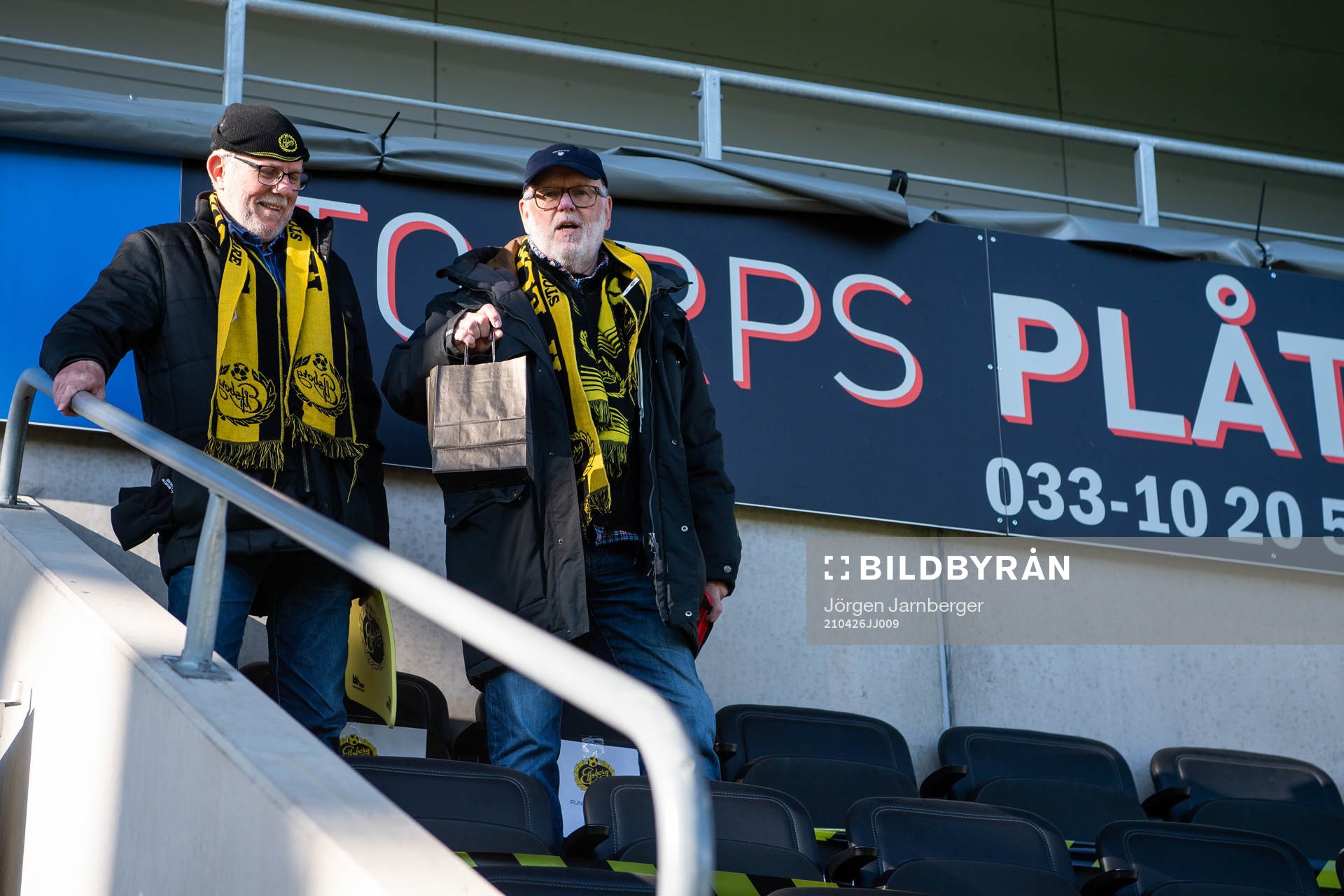Två glada supportrar som vunnit platser till dagens