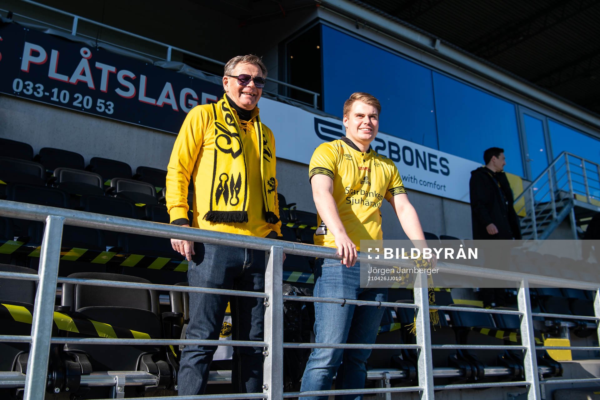 Två glada supportrar som vunnit platser till dagens
