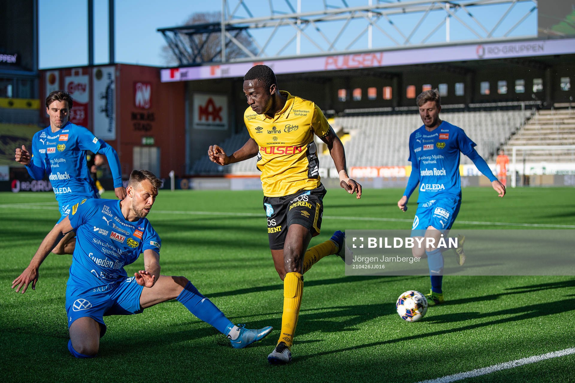 Elfsborgs Maudo Lamine Jarjué och Mjällbys Max Watson