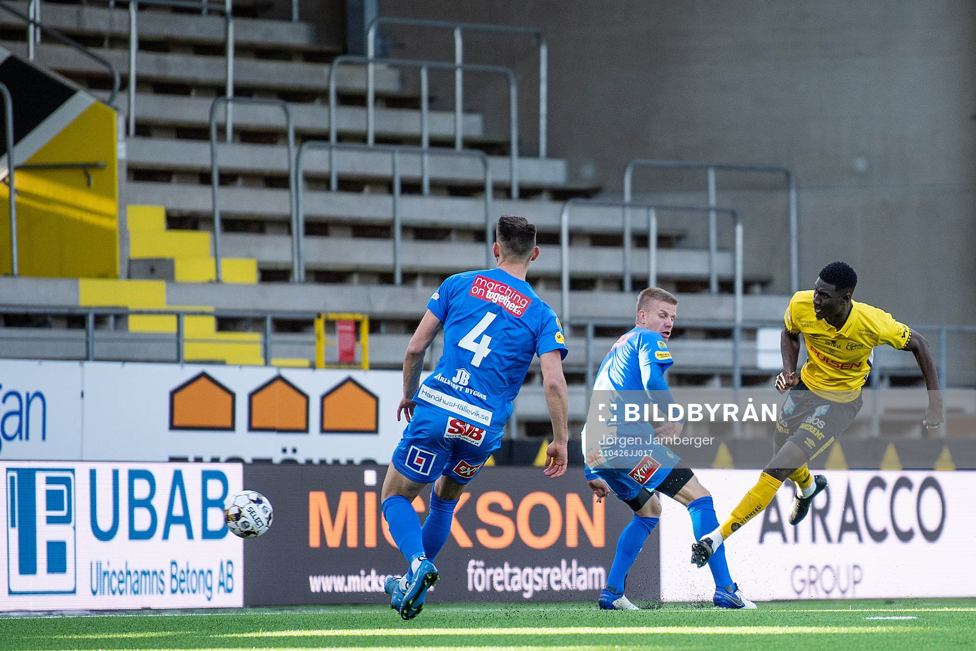 Elfsborgs Marokhy Ndione och Mjällbys Eric Björkander