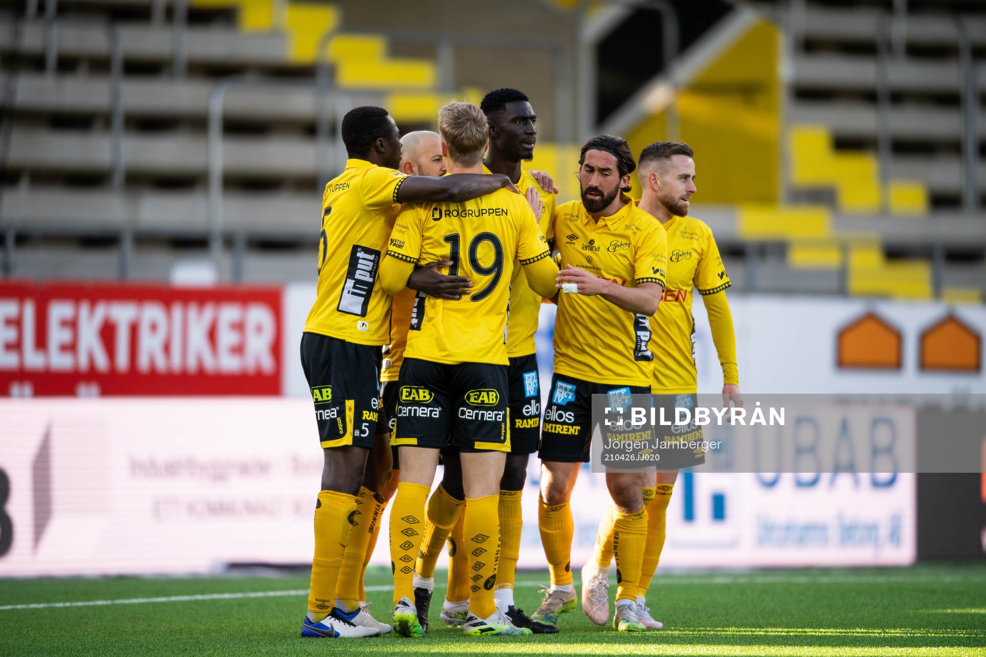 Elfsborgs Marokhy Ndione klappas om av lagkamraterna efter 1-0 på straff under fotbollsmatchen i Allsvenskan mellan Elfsborg och Mjällby den 26 april 2021 i Borås.