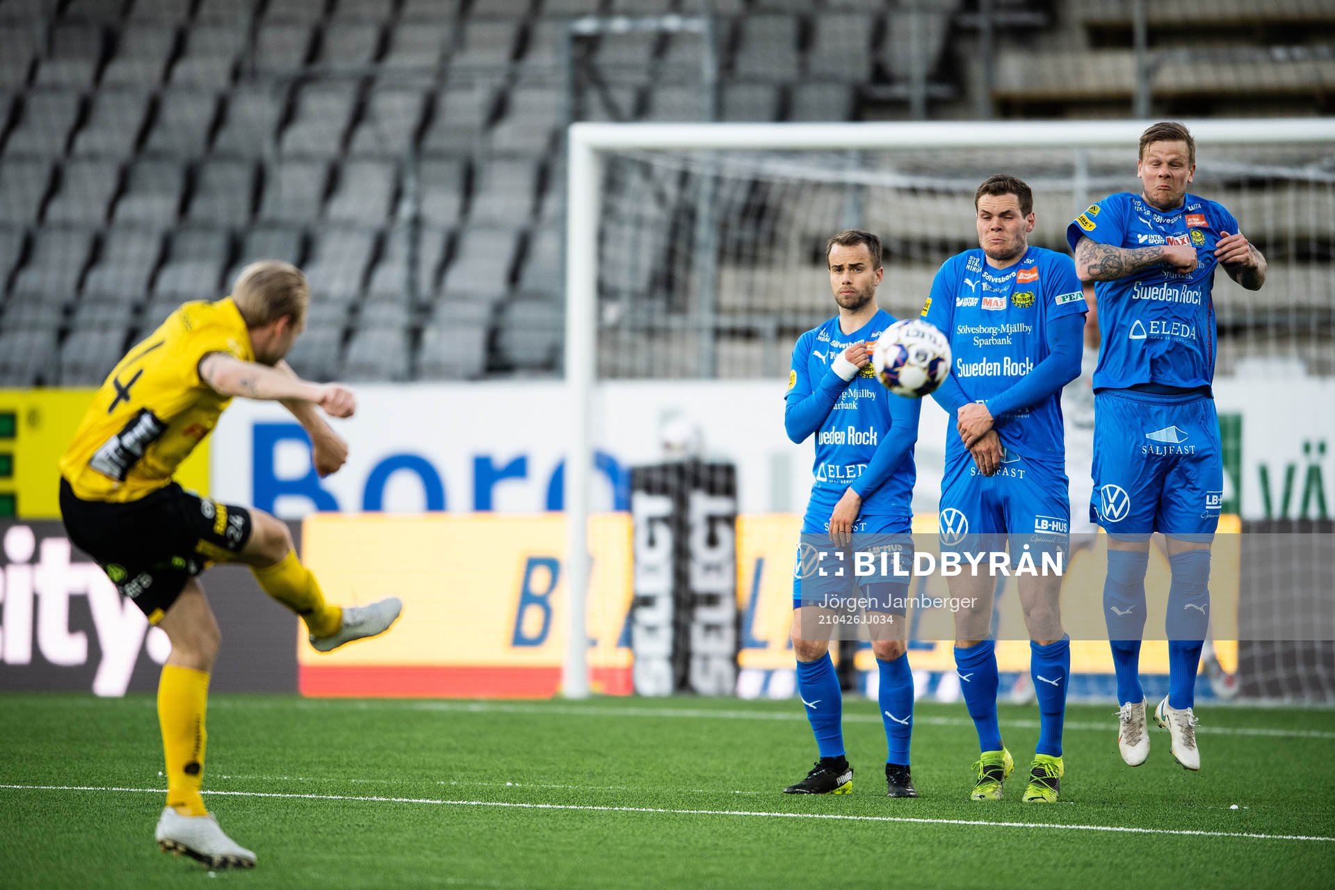 Elfsborgs Johan Larsson med en frispark mot Mjällbys Andreas Blomqvist, David Löfquist och Jacob Bergström under fotbollsmatchen i Allsvenskan mellan Elfsborg och Mjällby den 26 april 2021 i Borås.