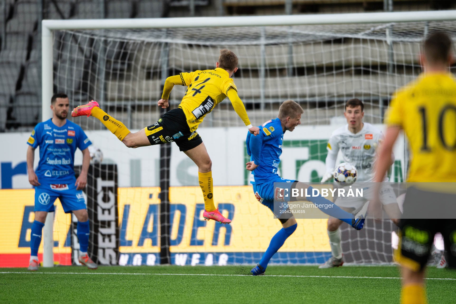 Elfsborgs Jacob Ondrejka mot Mjällbys Eric Björkander och målvakt Samuel Brolin under fotbollsmatchen i Allsvenskan mellan Elfsborg och Mjällby den 26 april 2021 i Borås.
