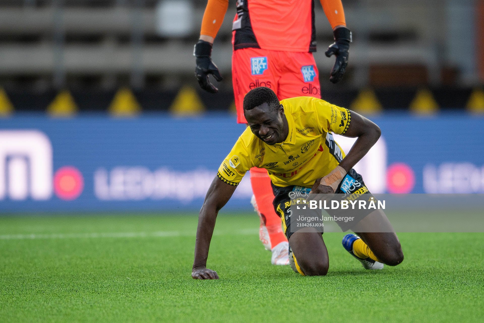 Elfsborgs Maudo Lamine Jarjué har ont under fotbollsmatchen i Allsvenskan mellan Elfsborg och Mjällby den 26 april 2021 i Borås. 
