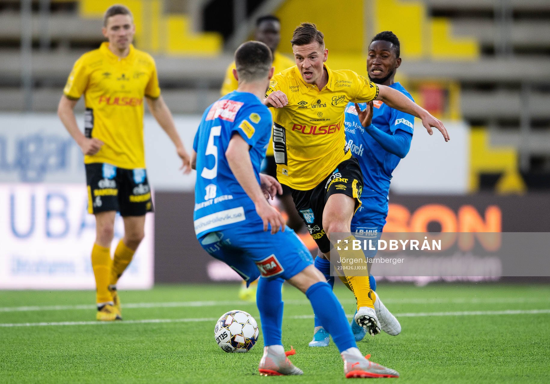 Elfsborgs Simon Olsson och Mjällbys Mamudu Moro