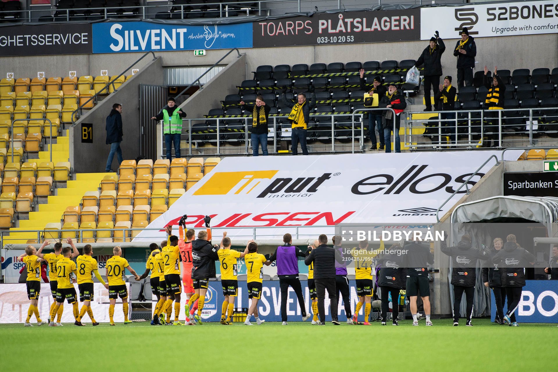 Elfsborgs spelare tackar de 8 i publiken efter fotbollsmatchen i Allsvenskan mellan Elfsborg och Mjällby den 26 april 2021 i Borås. 
