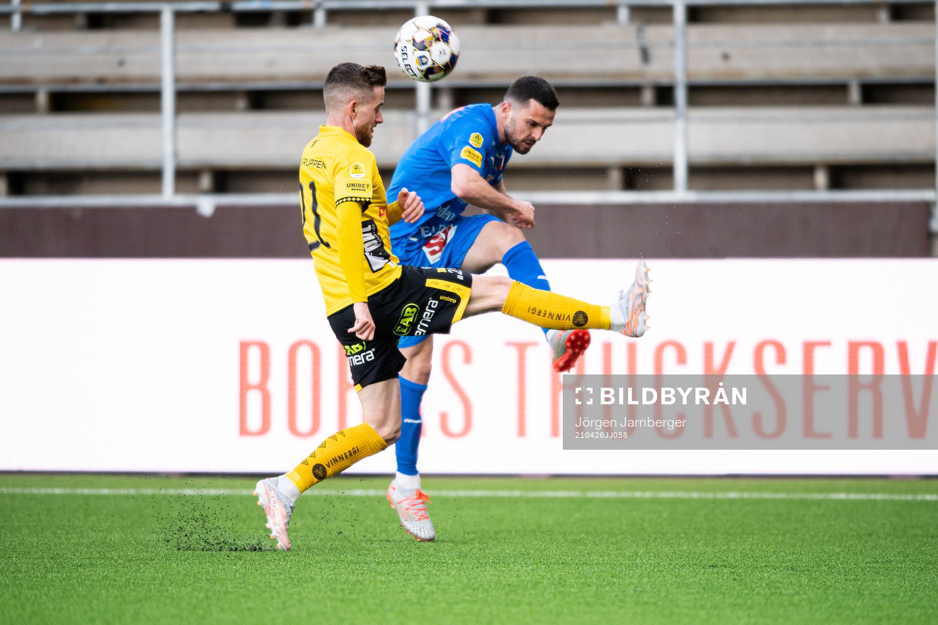 Elfsborgs Rasmus Alm och Mjällbys Kadir Hodzic