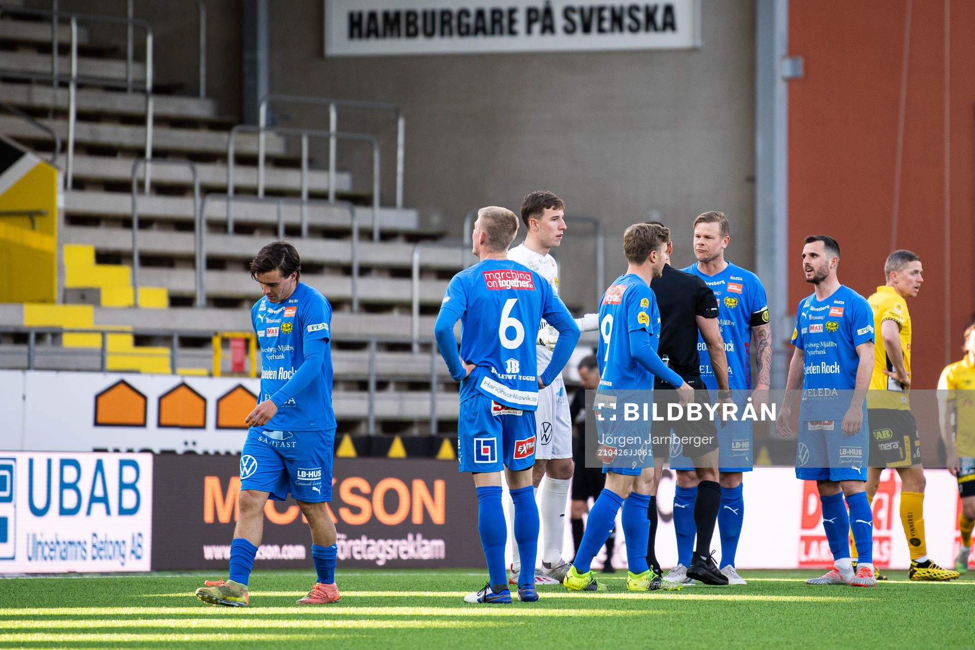 Mjällbys spelare diskuterar med domaren