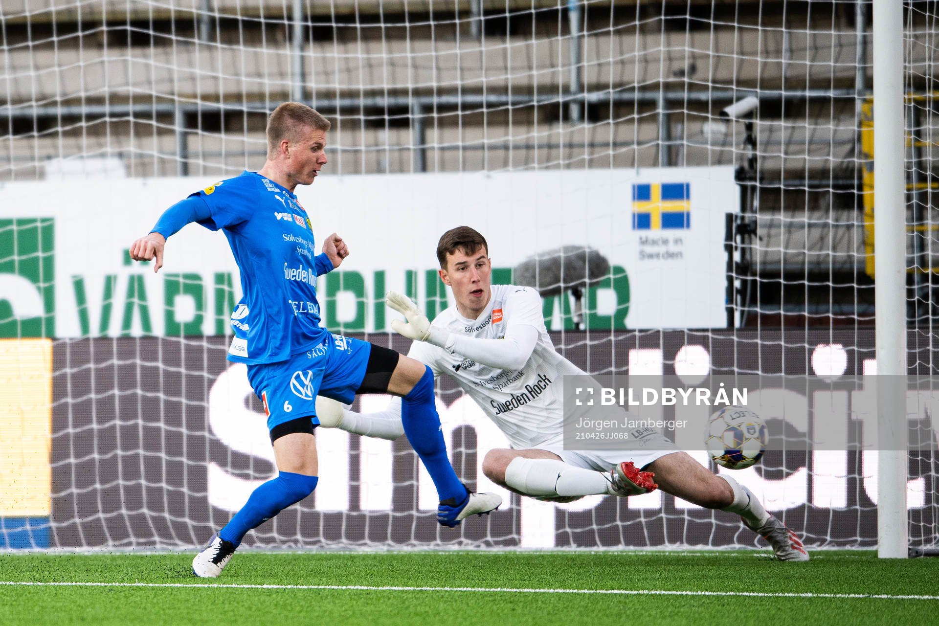 Mjällbys Eric Björkander och målvakt Samuel Brolin under fotbollsmatchen i Allsvenskan mellan Elfsborg och Mjällby den 26 april 2021 i Borås.