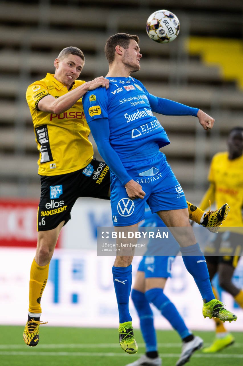 Elfsborgs André Rømer och Mjällbys Jacob Bergström under fotbollsmatchen i Allsvenskan mellan Elfsborg och Mjällby den 26 april 2021 i Borås.