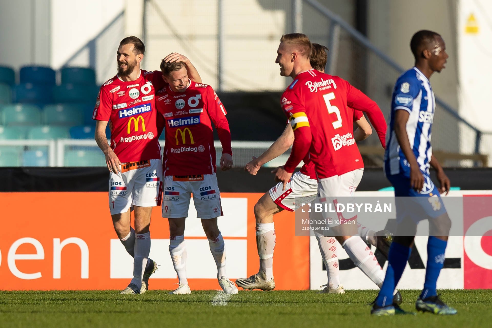 Degerfors Johan Bertilsson jublar ihop med Sebastian Olsson efter 0-2 under fotbollsmatchen i Allsvenskan mellan IFK Göteborg och Degerfors den 26 april 2021 i Göteborg.