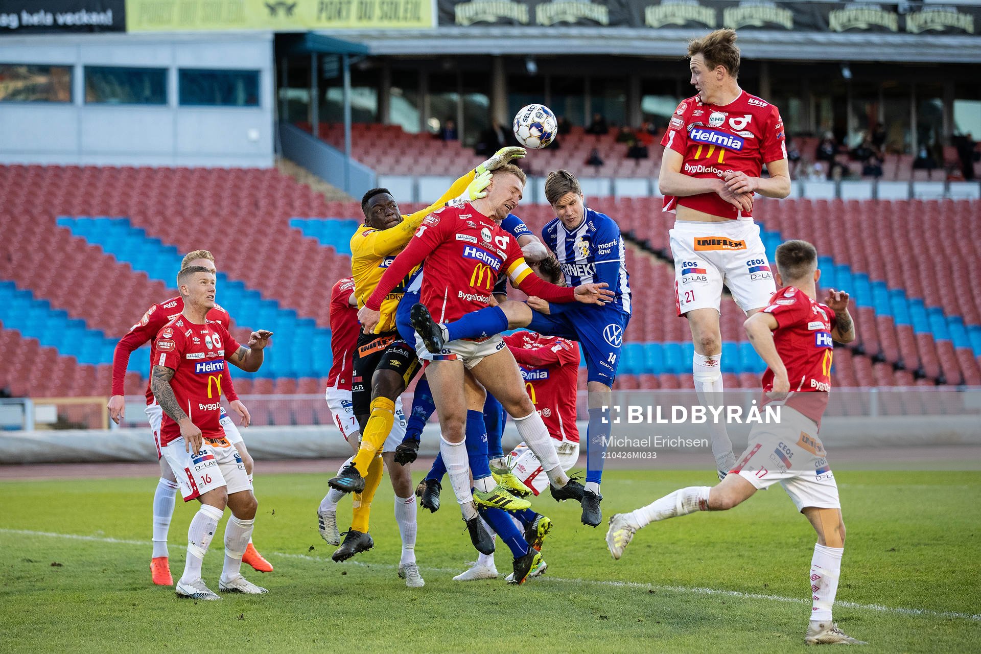 Degerfors målvakt Ismael Diawara och Oliver Ekroth mot IFK