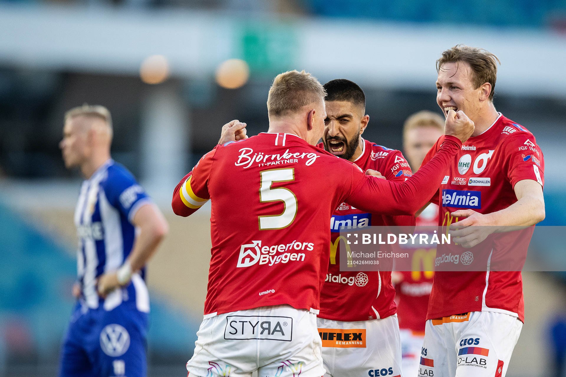 Degerfors Oliver Ekroth, Sean Sabetkar och Adam Carlén jublar efter fotbollsmatchen i Allsvenskan mellan IFK Göteborg och Degerfors den 26 april 2021 i Göteborg.