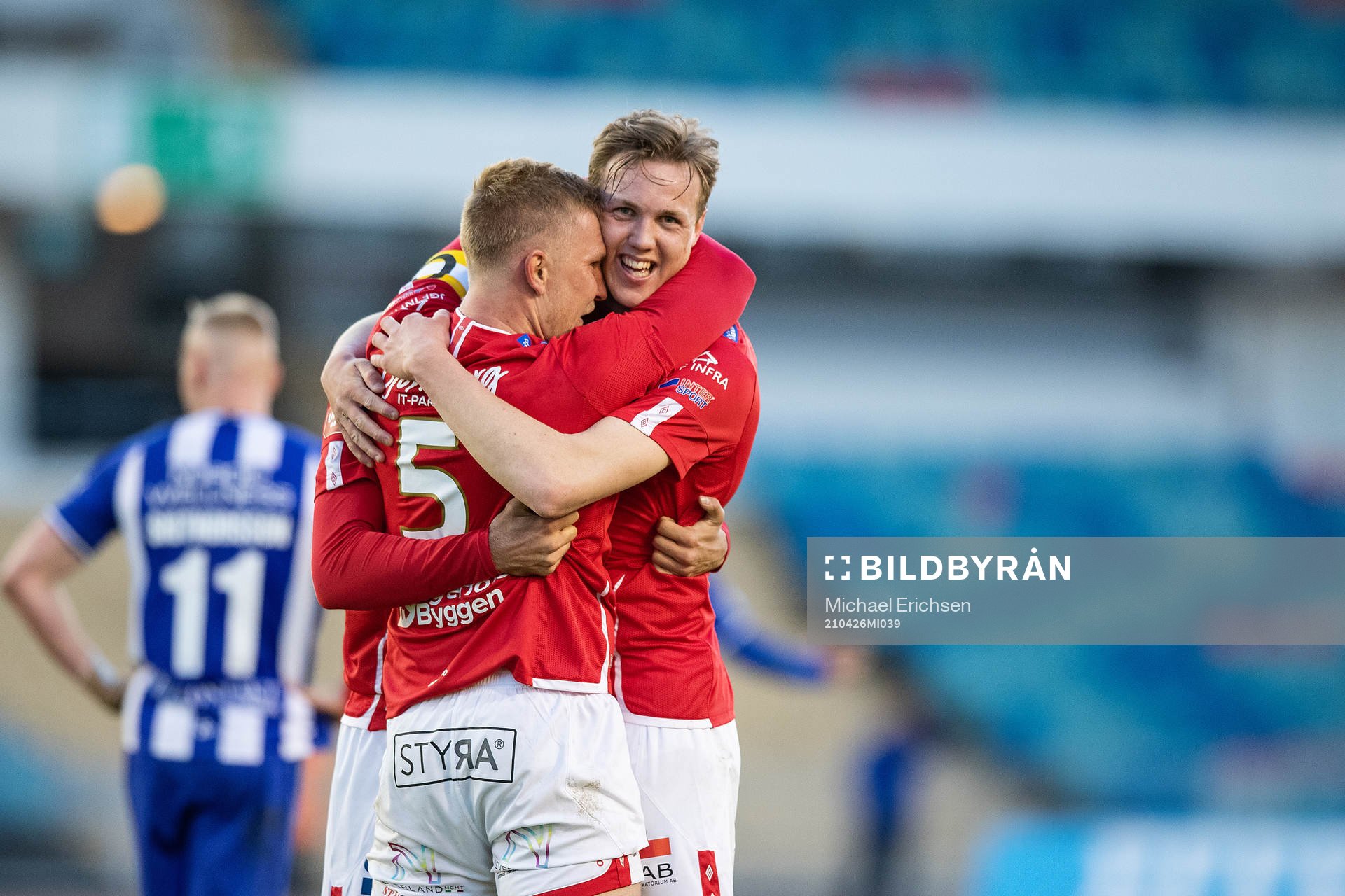Degerfors Oliver Ekroth och Adam Carlén jublar efter fotbollsmatchen i Allsvenskan mellan IFK Göteborg och Degerfors den 26 april 2021 i Göteborg. 