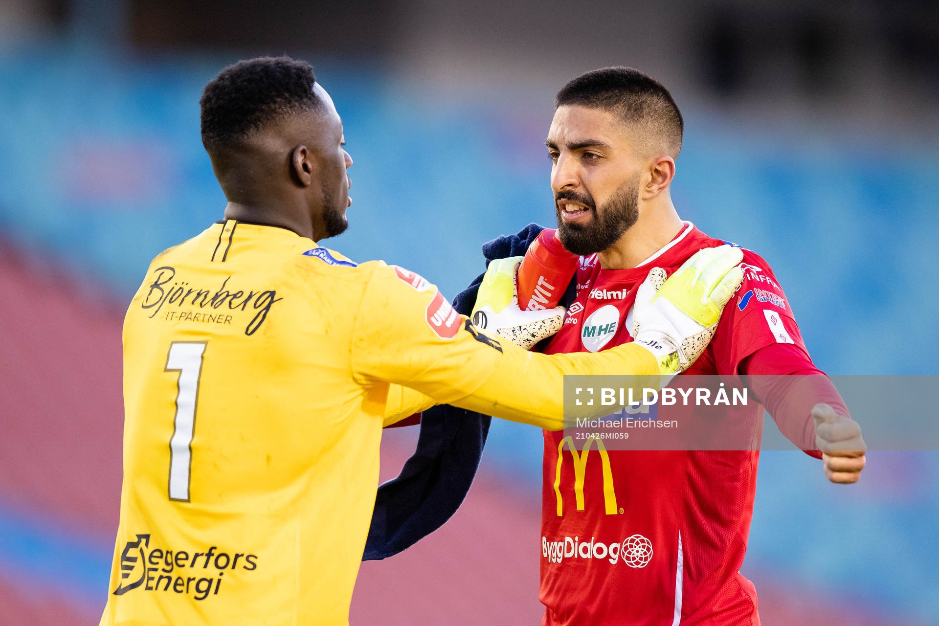 Degerfors målvakt Ismael Diawara jublar ihop med Sean Sabetkar efter fotbollsmatchen i Allsvenskan mellan IFK Göteborg och Degerfors den 26 april 2021 i Göteborg.