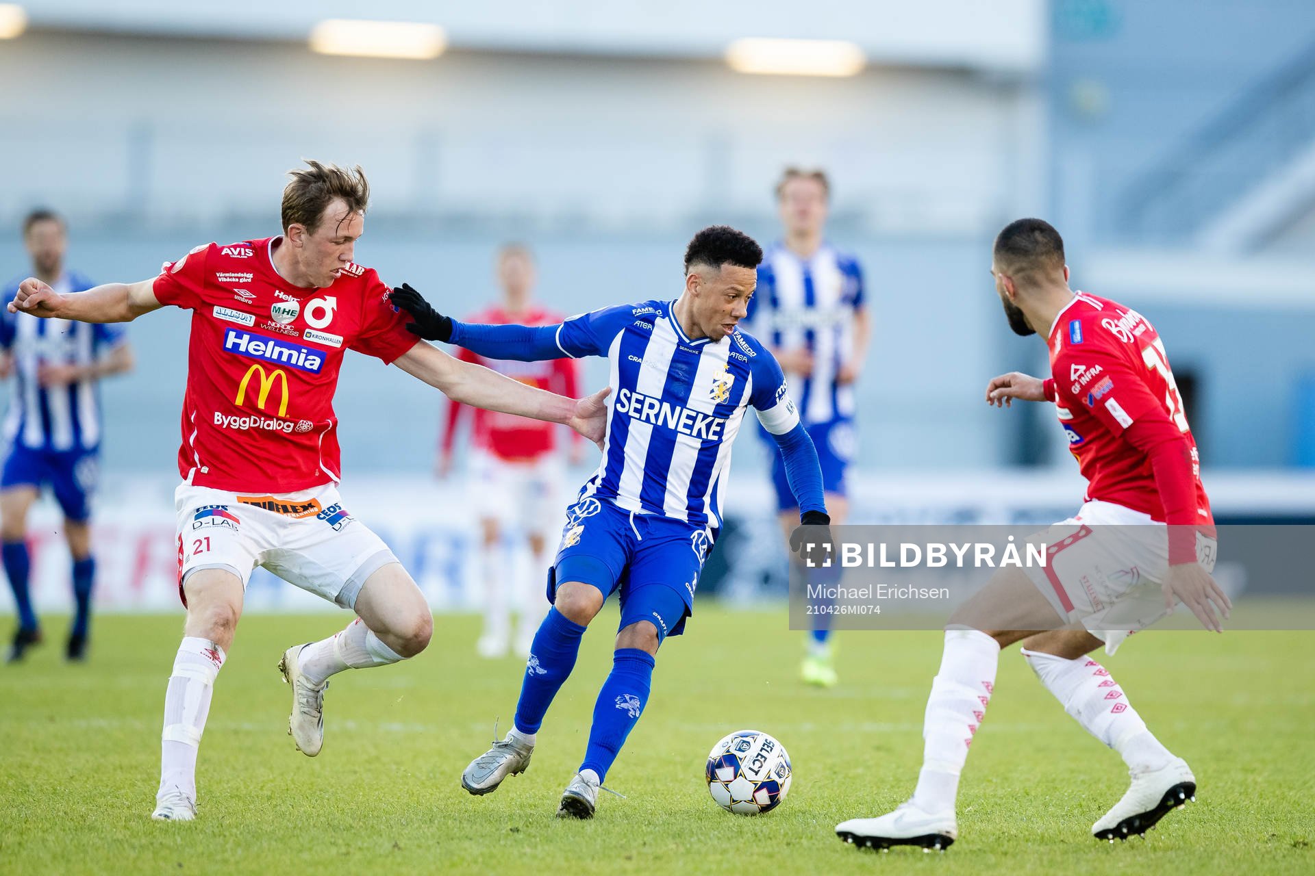 Degerfors Adam Carlén och IFK Göteborgs Tobias Sana