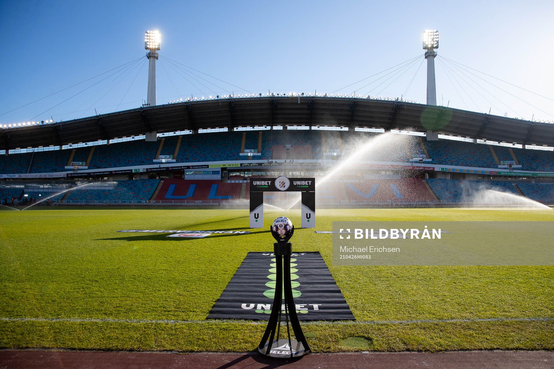En Unibet portal och matchbollen på ett podiet innan fotbollsmatchen i Allsvenskan mellan IFK Göteborg och Degerfors den 26 april 2021 i Göteborg.