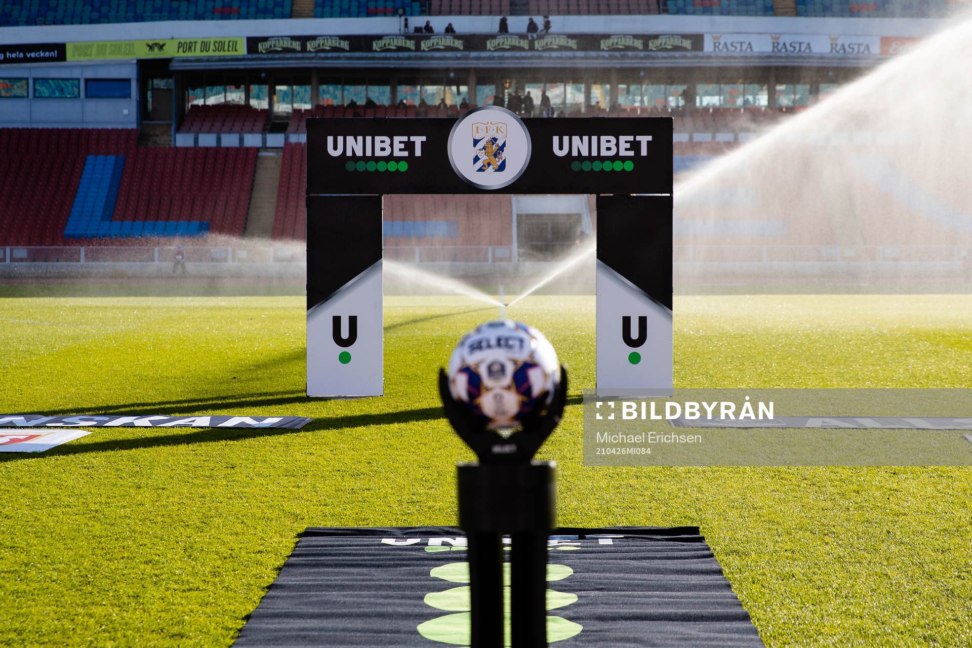 En Unibet portal och matchbollen på ett podie innan fotbollsmatchen i Allsvenskan mellan IFK Göteborg och Degerfors den 26 april 2021 i Göteborg.