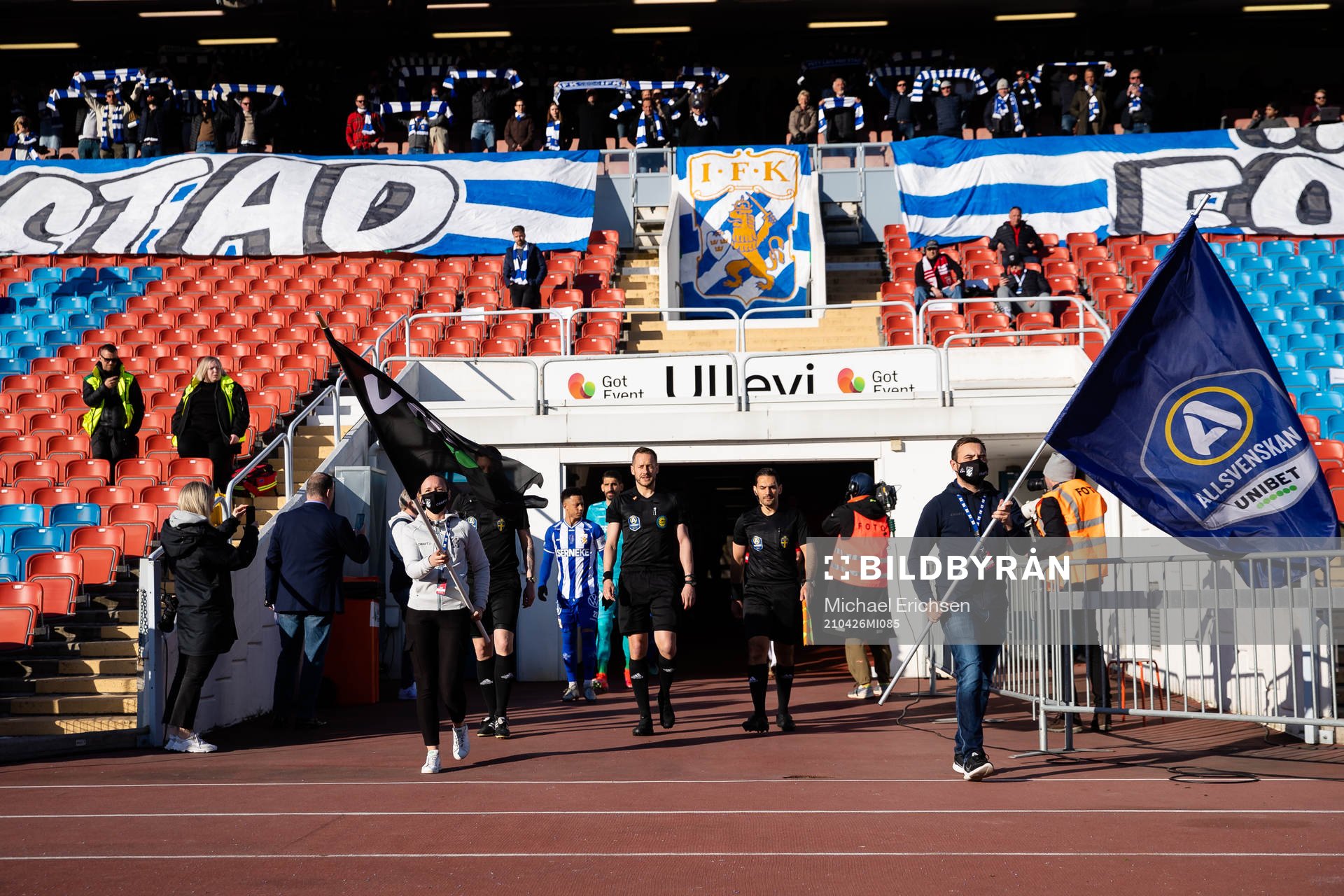 Domare och spelare på väg in för line up innan