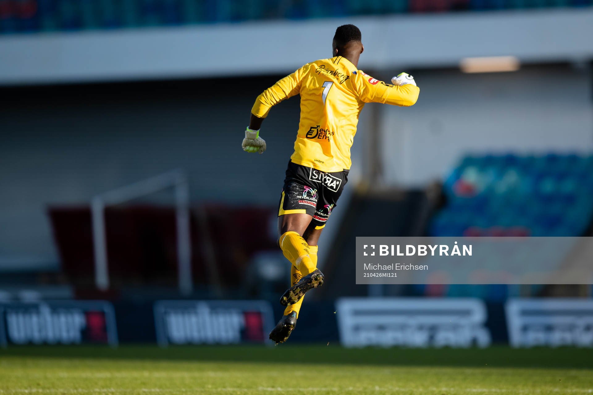 Degerfors målvakt Ismael Diawara jublar