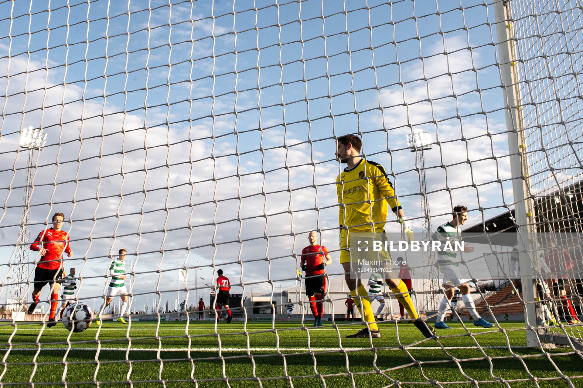Västerås Gustaf Lagerbielke jublar efter 2-0 på straff bakom Vasalunds målvakt Filip Anger under fotbollsmatchen i Superettan mellan Västerås SK och Vasalund den 26 april 2021 i Västerås.