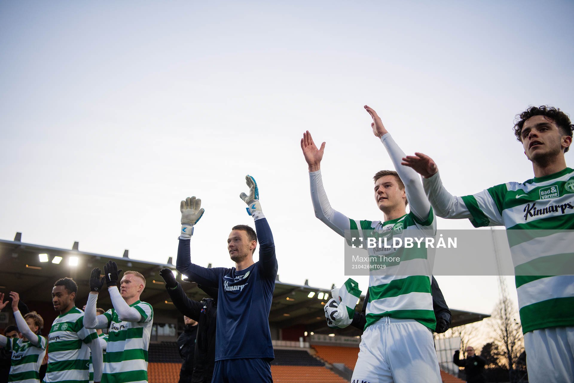 Västerås spelare jublar efter fotbollsmatchen i Superettan mellan Västerås SK och Vasalund den 26 april 2021 i Västerås. 
