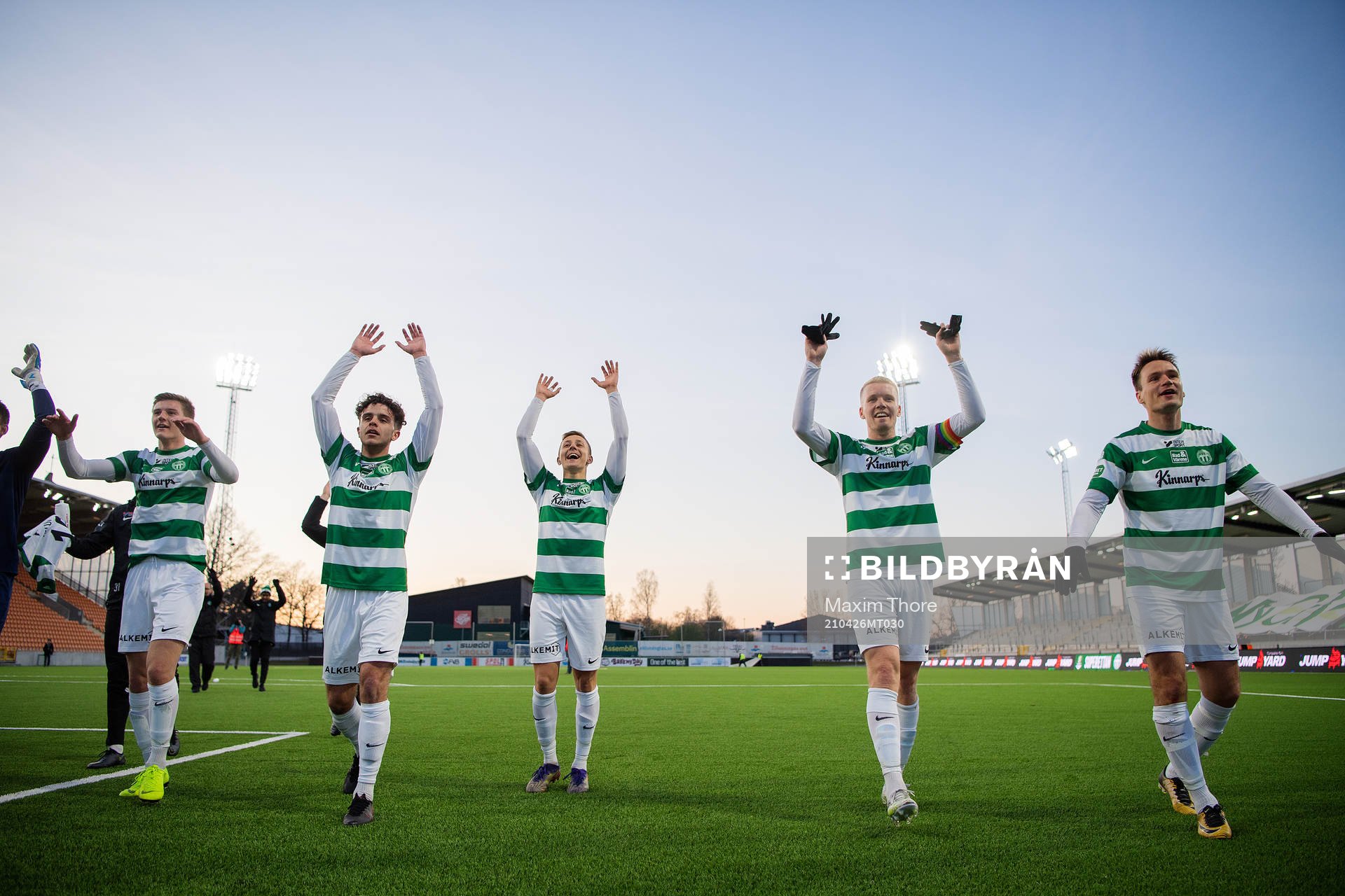 Västerås spelare jublar efter fotbollsmatchen i Superettan mellan Västerås SK och Vasalund den 26 april 2021 i Västerås. 