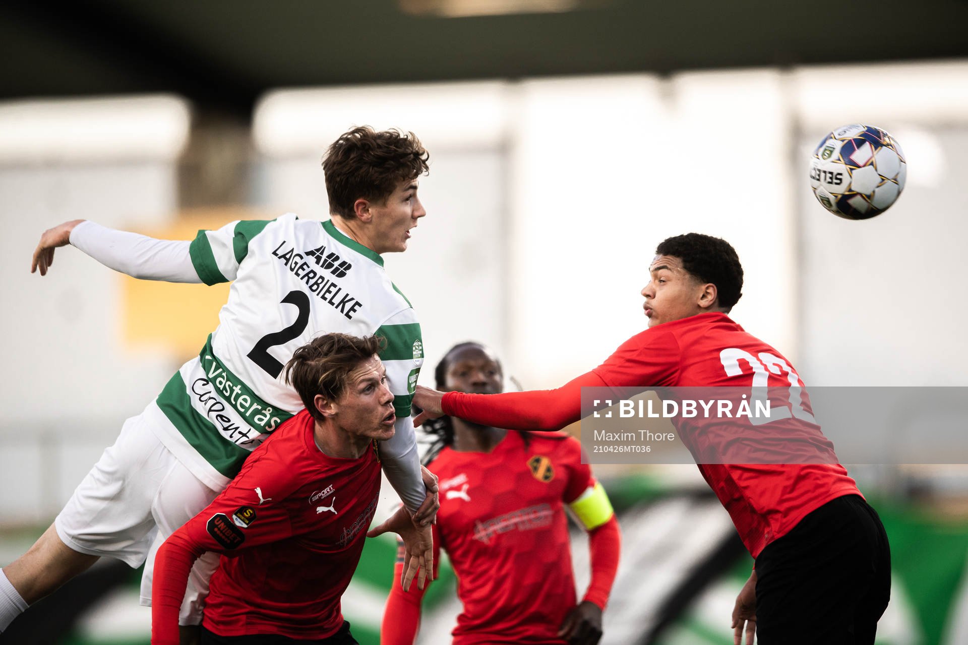 Västerås Gustaf Lagerbielke och Vasalunds Isak Hellgren Villegas under fotbollsmatchen i Superettan mellan Västerås SK och Vasalund den 26 april 2021 i Västerås.