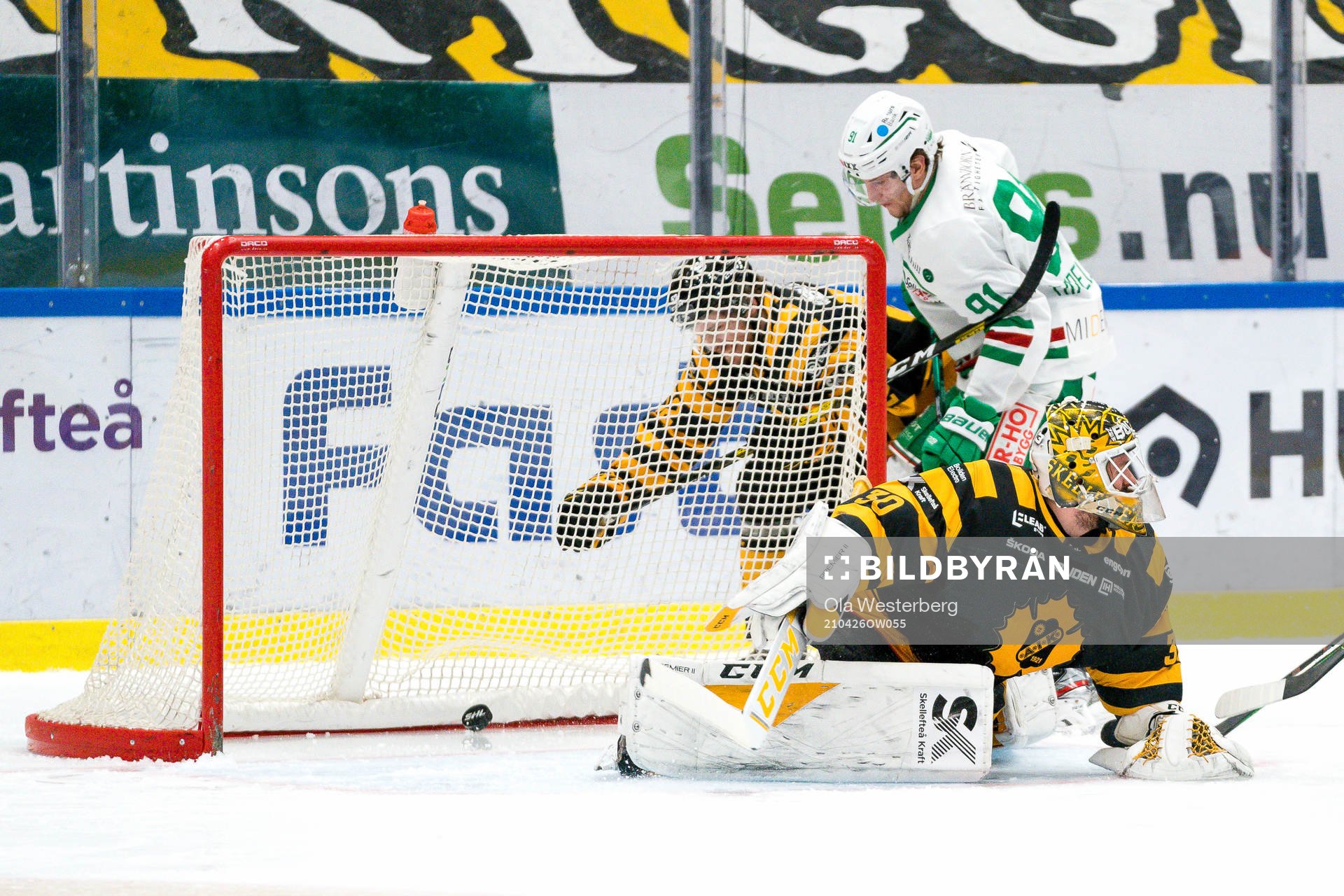 Skellefteås målvakt Gustaf Lindvall släpper in en puck