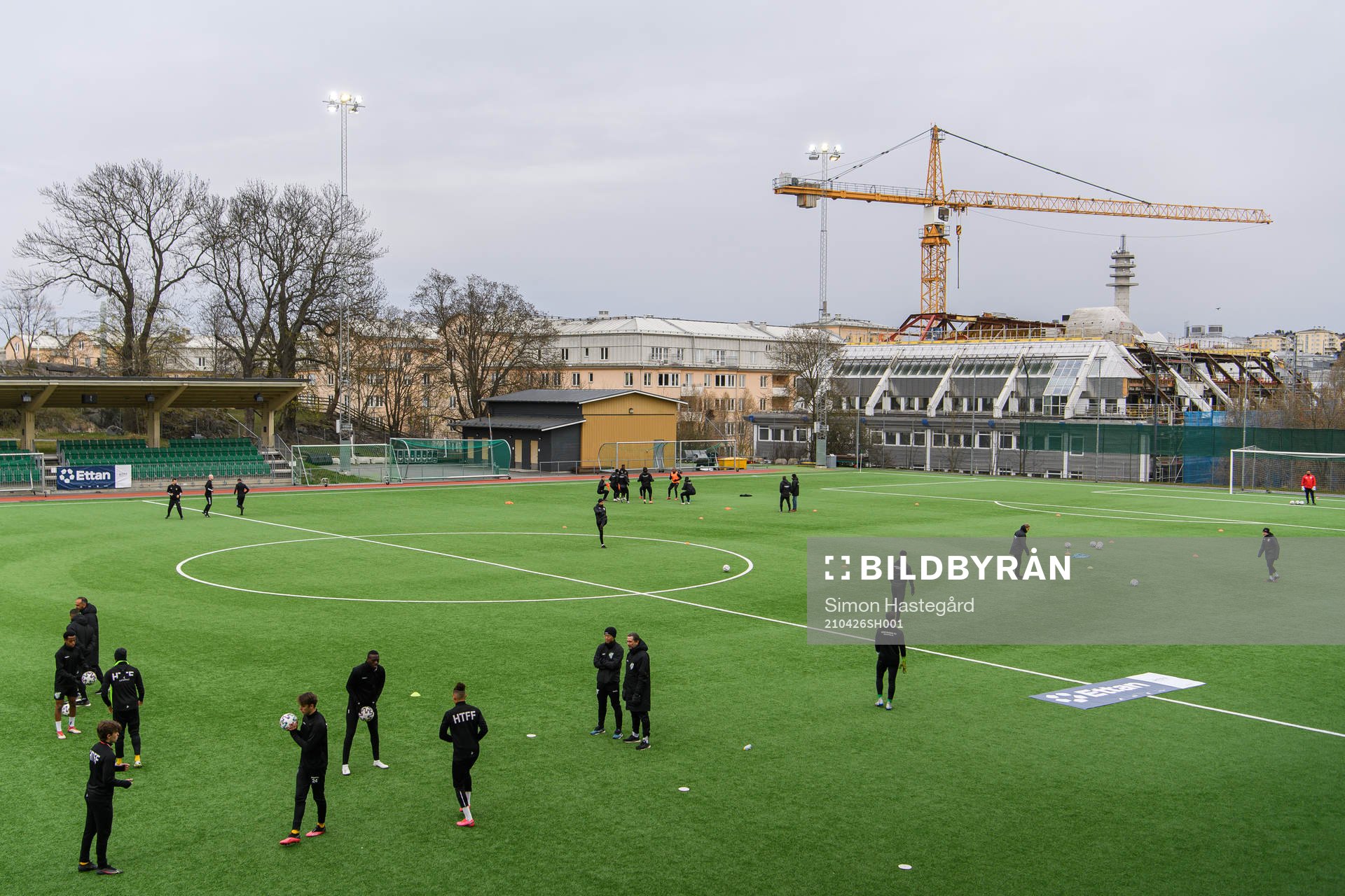 Hammarby TFFs och Assyriskas spelare värmer upp