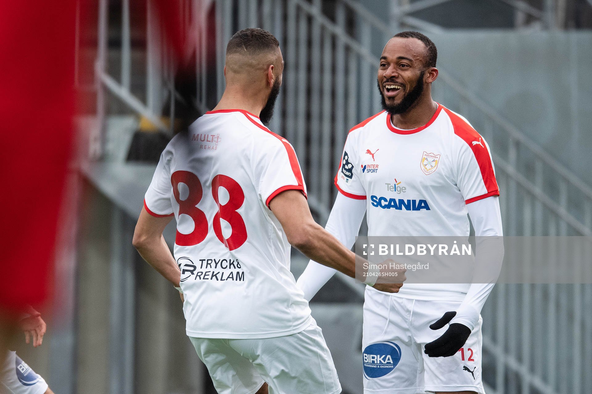 Assyriskas Uchenna Ike jublar