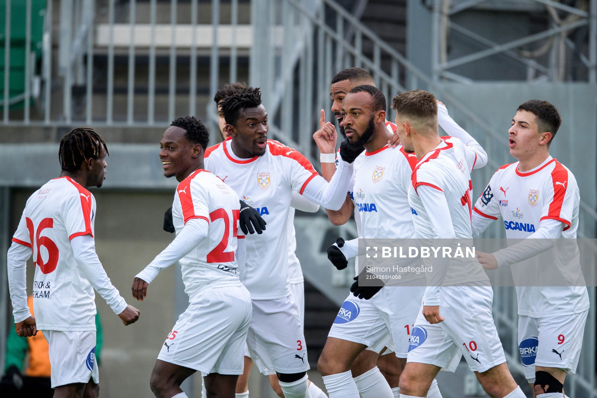 Assyriskas spelare jublar med Uchenna Ike