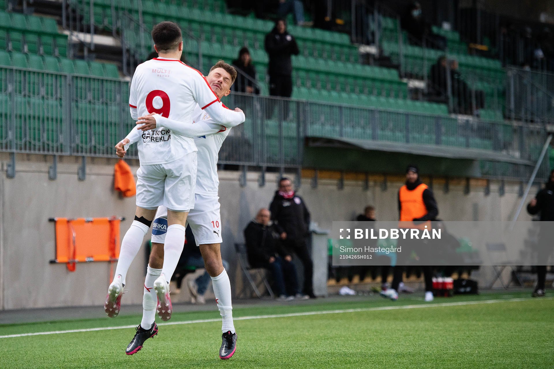 Assyriskas Antonio Yakoub och Gino Berg jublar