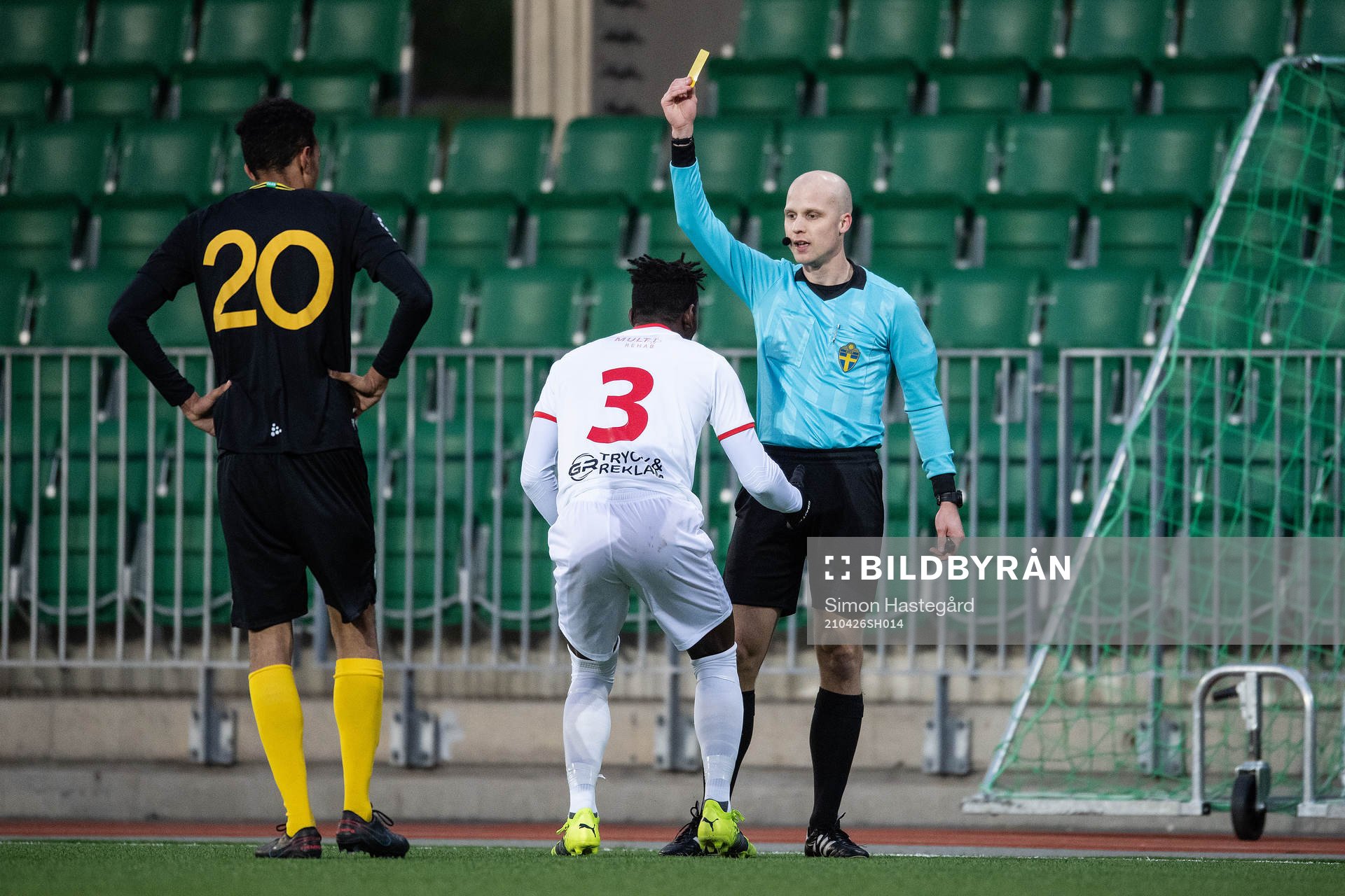 Assyriskas Mamadouba Diaby tilldelas ett gult kort