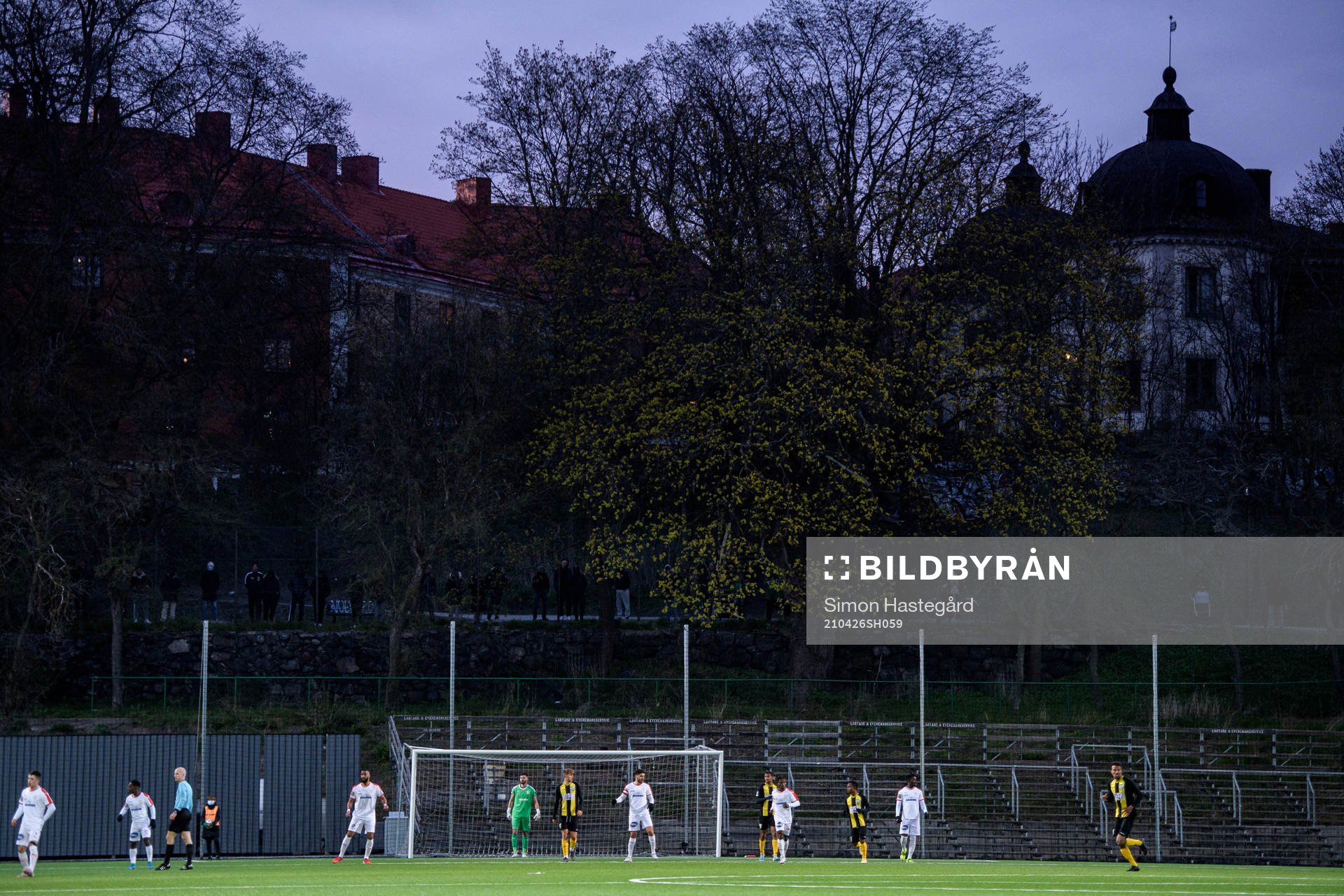 Åskådare utanför arenan fotbollsmatchen i Division 1