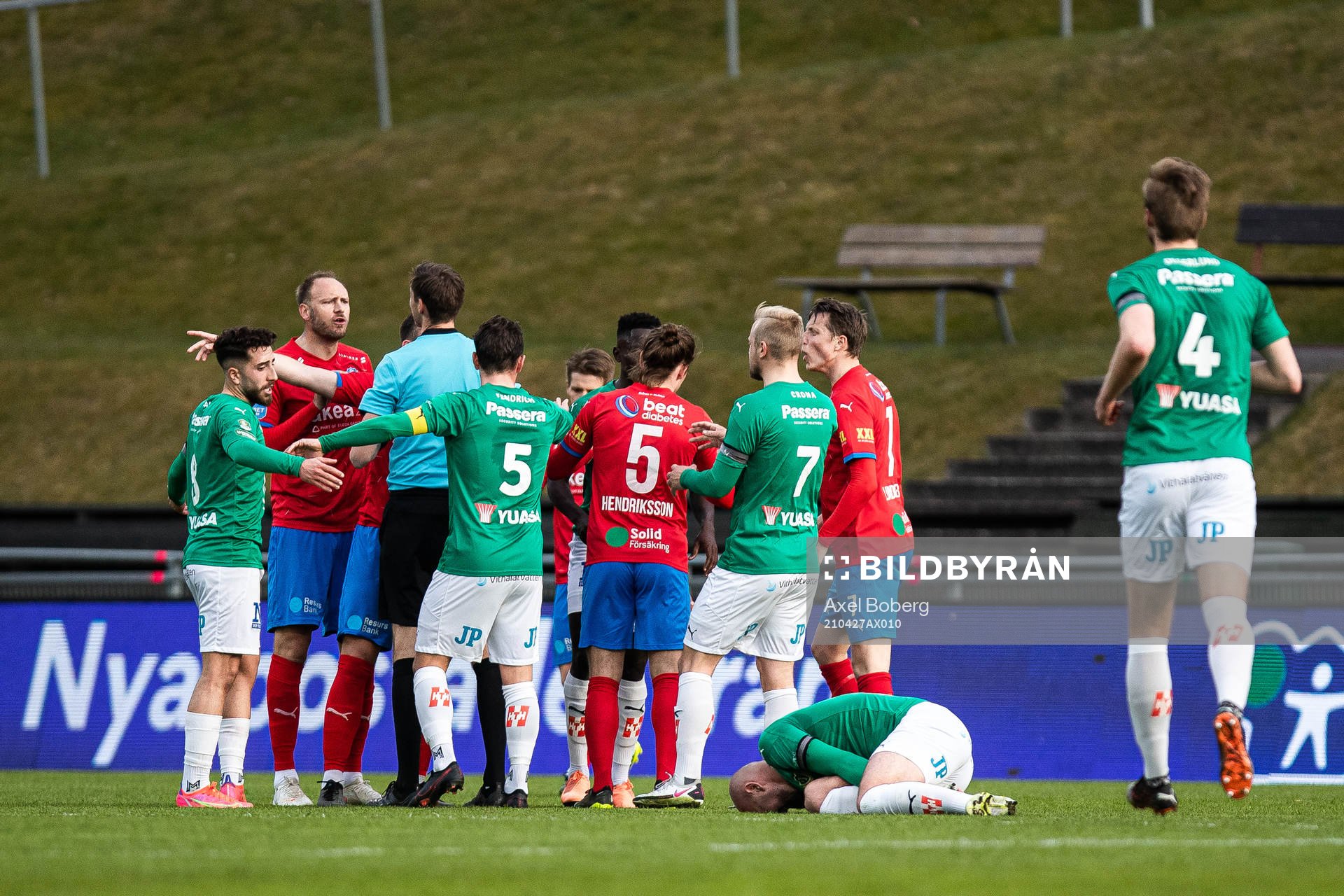 Jönköpings Perparim Beqaj har ont medan Helsingborgs