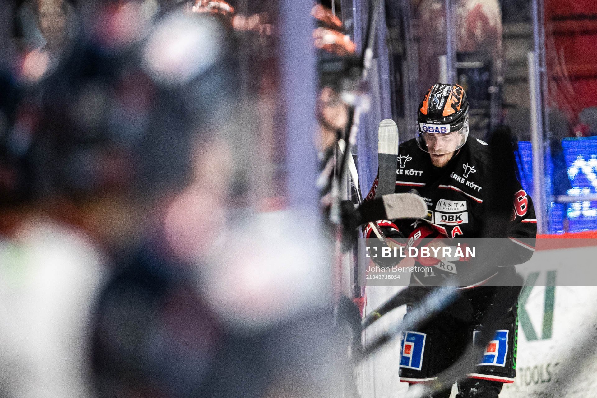 Örebros Emil Larsson lämnar isen