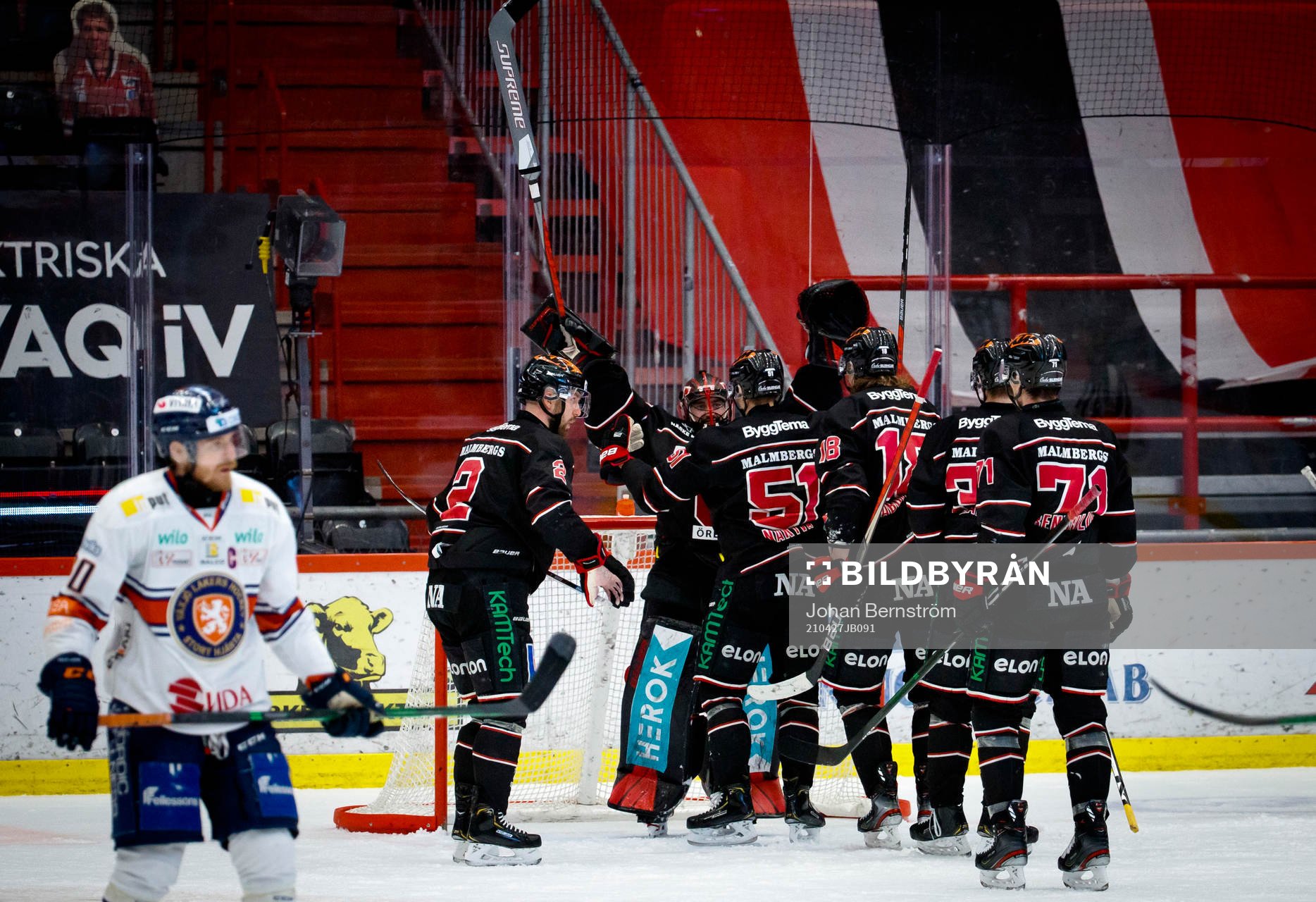 Jubel hos Örebros målvakt Jhonas Enroth vid slutsignalen
