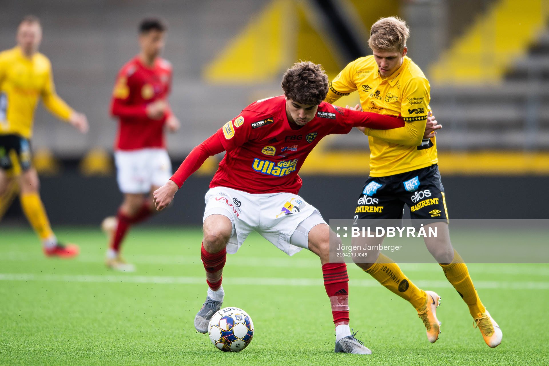 Falkenbergs Matthew Jimmy David Garbett och Elfsborgs Kevin Holmén under fotbollsmatchen i U21 Allsvenska mellersta mellan Elfsborg och Falkenberg den 27 april 2021 i Borås.