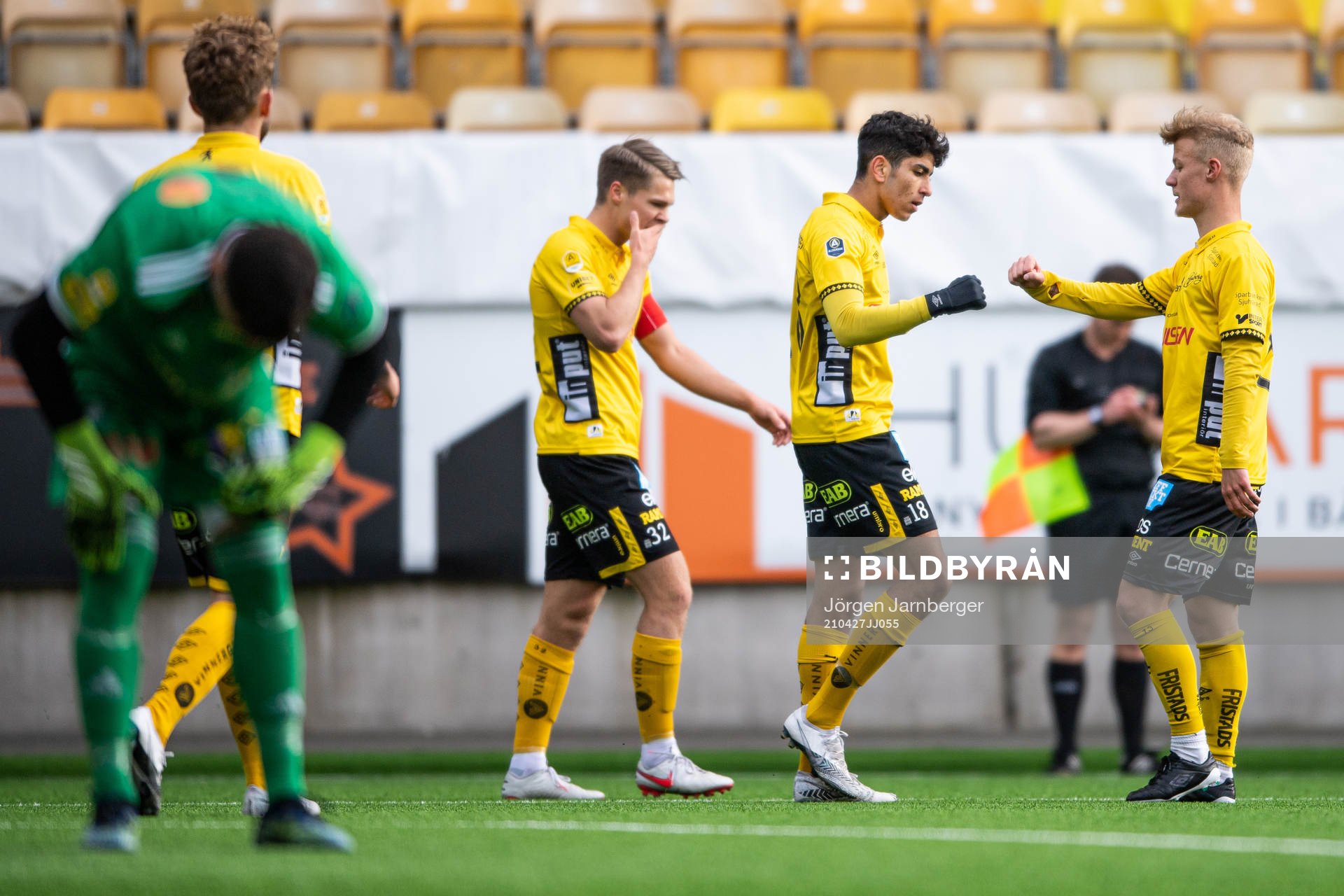 Elfsborgs Ahmed Qasem jublar med Gustav Broman och Otto Vallentin efter 3-0 under fotbollsmatchen i U21 Allsvenska mellersta mellan Elfsborg och Falkenberg den 27 april 2021 i Borås.