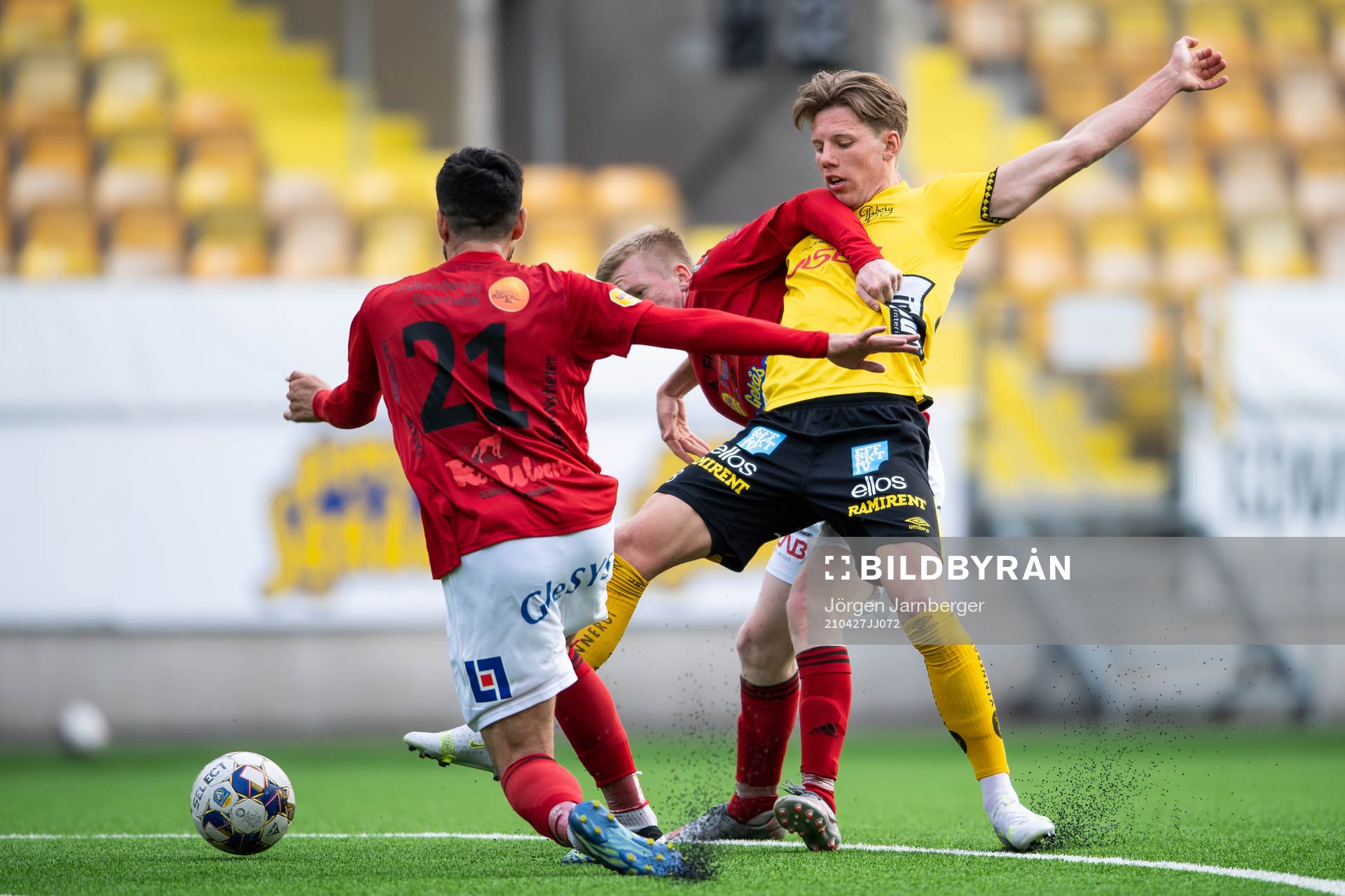 Elfsborgs Noah Söderberg i kamp med Falkenbergs spelare under fotbollsmatchen i U21 Allsvenska mellersta mellan Elfsborg och Falkenberg den 27 april 2021 i Borås. 