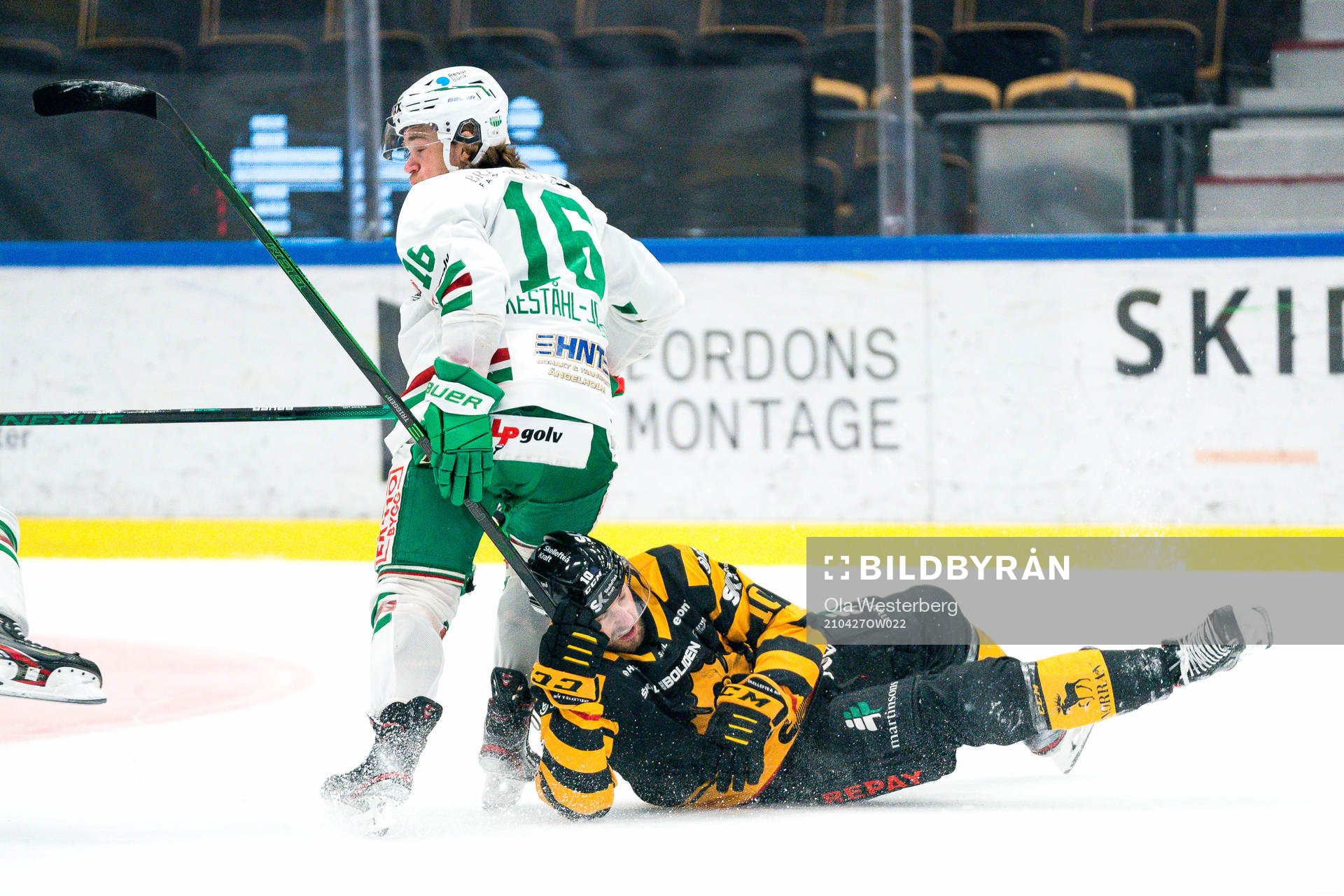 Rögles Lucas Ekeståhl Jonsson i närkamp Skellefteås