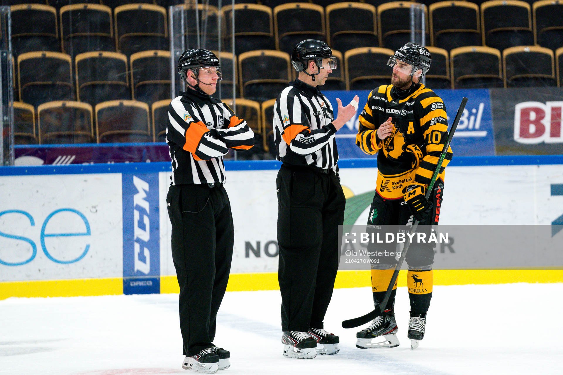 Skellefteås Joakim Lindström pratar med domare Linus