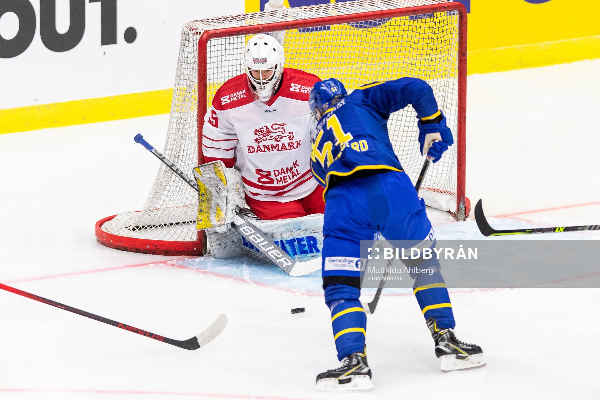 Danmark målvakt Thomas Lillie och Sveriges Emil Sylvegård